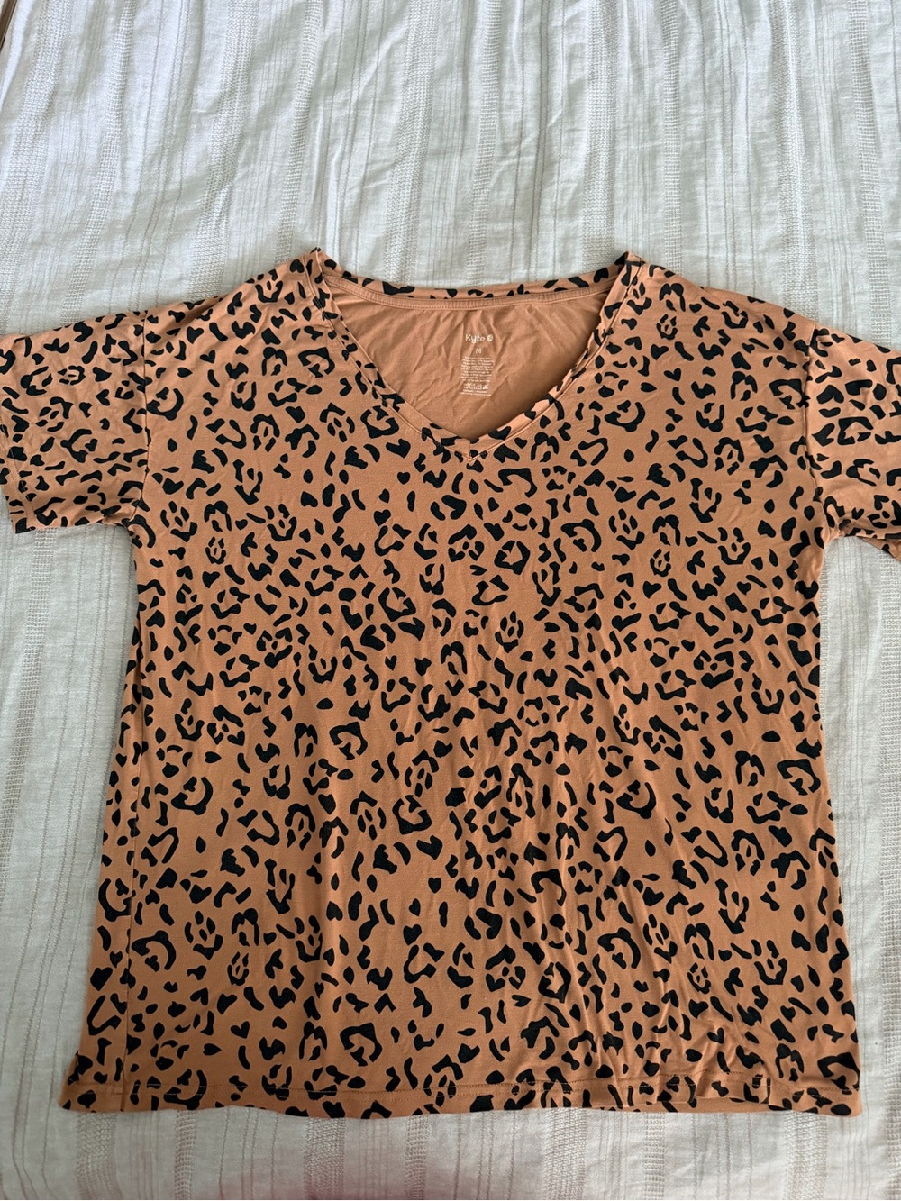 Kyte BABY Women’s Relaxed Fit V-neck in Leopard size medium